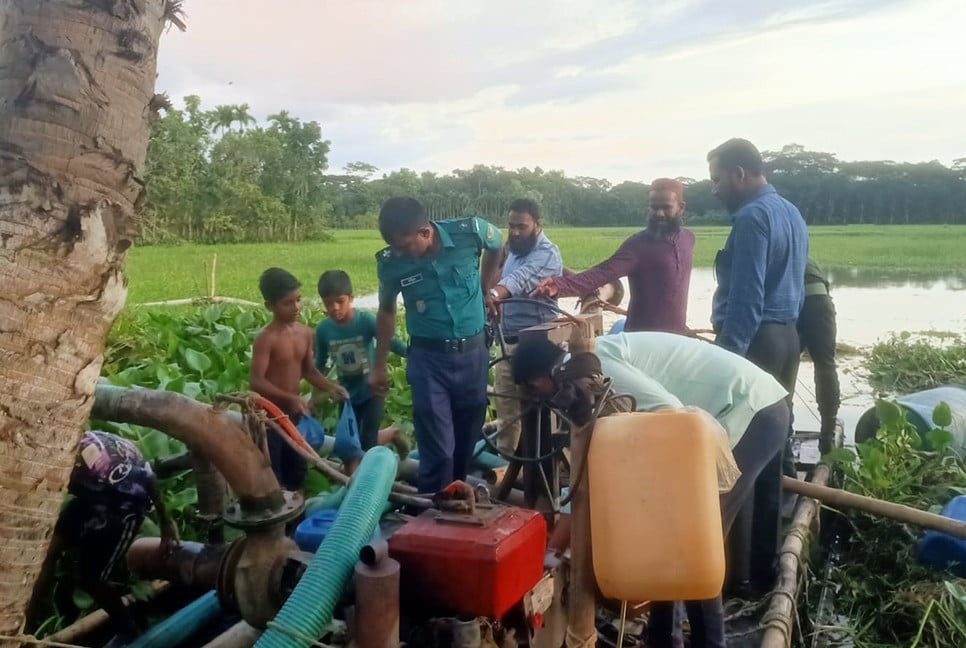 কৃষি জমি থেকে বালু উত্তোলন, দুইটি ড্রেজার ধ্বংস