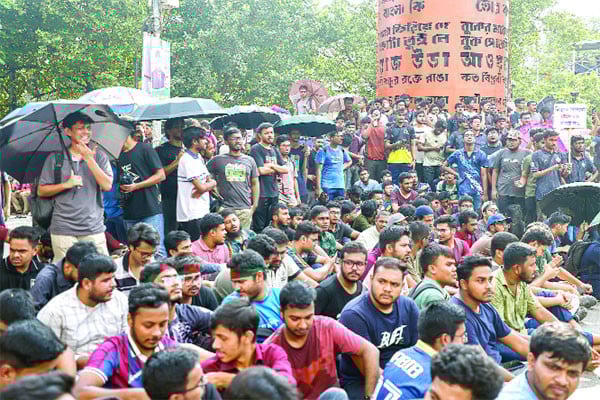 তিন দাবিতে শাহবাগ অবরোধ বুয়েট শিক্ষার্থীদের