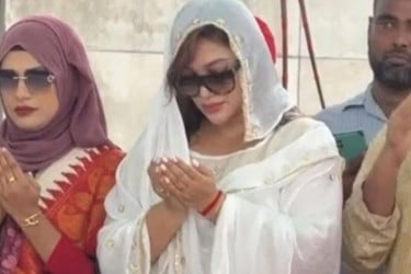 জিয়াউর রহমানের মাজারে ডাক্তার সাবরিনা, যুবদল সভাপতির ক্ষোভ
