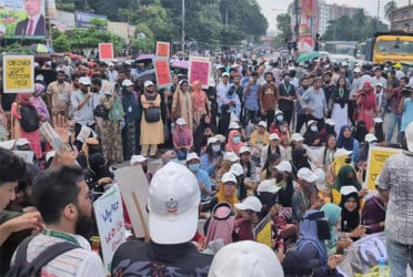 রাজধানীর টেকনিক্যাল মোড়ে শিক্ষার্থীদের সড়ক অবরোধ