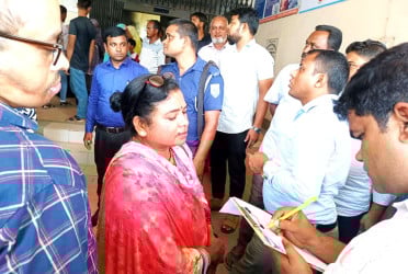 ফুলবাড়ী স্বাস্থ্য কমপ্লেক্সে অভিযান, দুই দালালকে জরিমানা