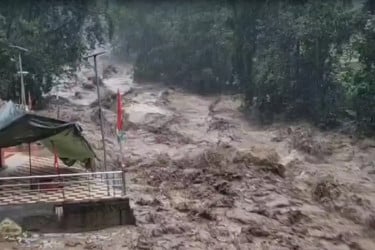 কাশ্মীরে মেঘভাঙা বৃষ্টিতে ভেসে গেলো বহু বাড়ি, নিখোঁজ অনেকে