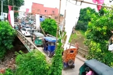 সরু সেতু পারাপারে চরম ভোগান্তি