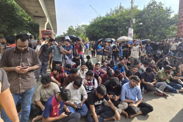 ৩ দাবিতে প্রকৌশল বিশ্ববিদ্যালয় শিক্ষার্থীদের শাহবাগ মোড় অবরোধ