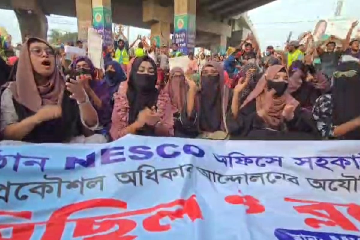 গাজীপুরে উপ-সহকারী প্রকৌশলীদের সাত দফা দাবিতে বিক্ষোভ ও সড়ক অবরোধ