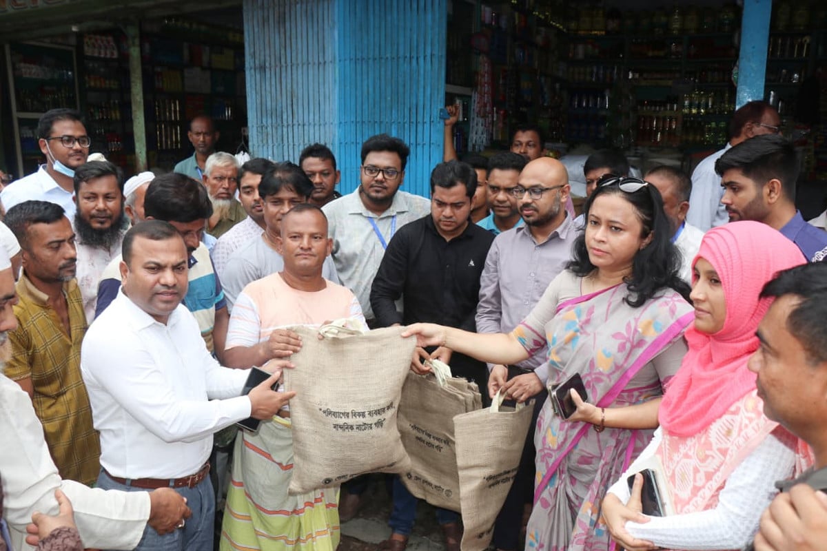 নাটোরে ক্রেতা-বিক্রেতাদের মাঝে পরিবেশবান্ধব পাটের ব্যাগ বিতরণ