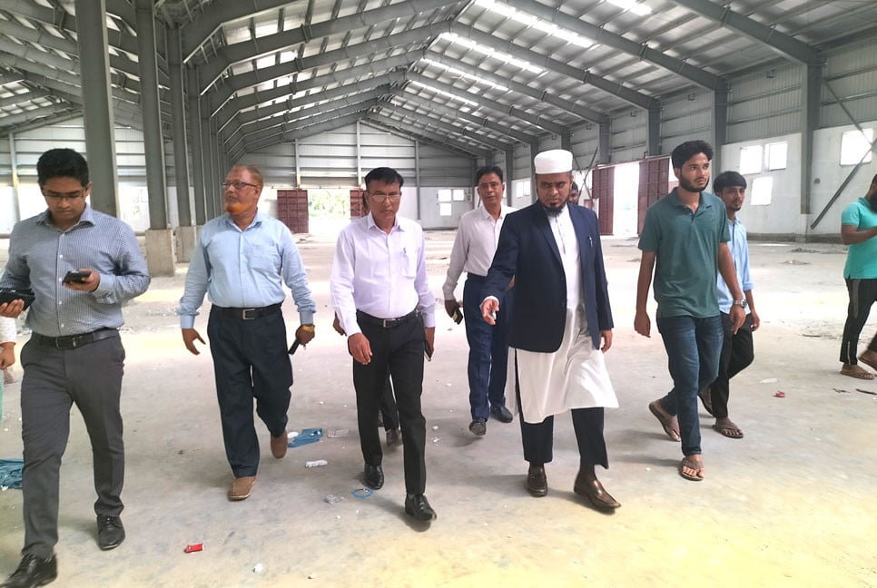 গোপালগঞ্জে সারের বাফার স্টক গোডাউন পরিদর্শন করলেন জেলা প্রশাসক