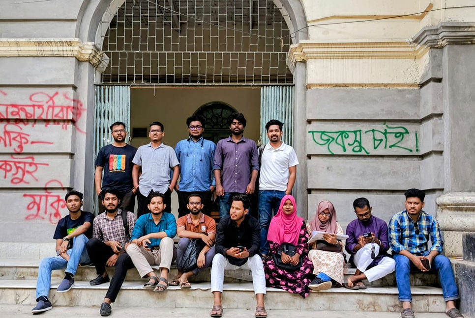 দুই দফা দাবিতে লাগাতার অবস্থান কর্মসূচি পালন করছে জবি শিক্ষার্থীরা