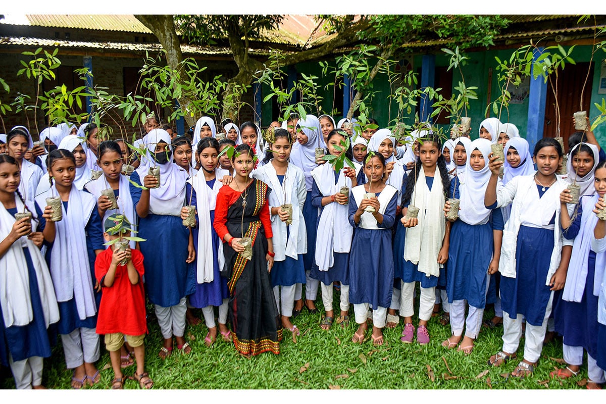 জাতীয় কবি নজরুলের মৃত্যুবার্ষিকীতে গাছের চারা বিতরণ