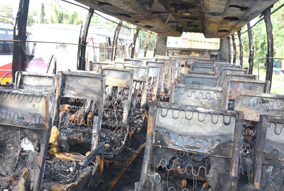 রাজবাড়ীতে গভীর রাতে বাসে আগুন