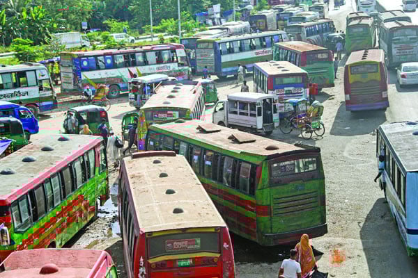 আঁকাবাঁকা বাসের জটলা