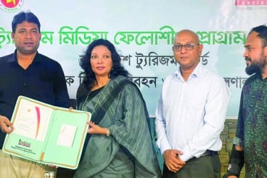 ‘ট্যুরিজম মিডিয়া ফেলোশিপ’ পেলেন কালের কণ্ঠের মাসুদ রুমী
