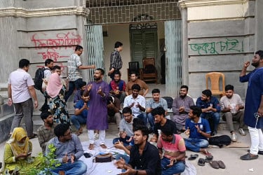 দুই দফা দাবিতে ষষ্ঠ দিনে জবি শিক্ষার্থীদের অবস্থান কর্মসূচি