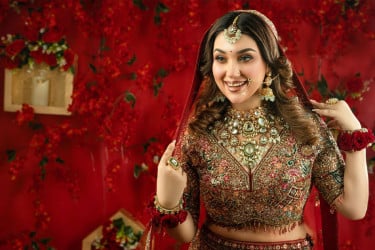 অপু বিশ্বাস জানালেন, ‘আমি বিবাহিত’ – তবে প্রকাশ্যে আনতে নারাজ