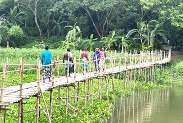 সেতুর অভাবে দুর্ভোগে ২ উপজেলার হাজারো মানুষ
