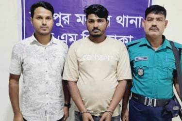 চীনা পর্যটকের ওয়ালেট চুরির ঘটনায় গ্রেফতার ২