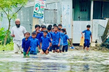 সিংড়ায় কোমর পানি পেরিয়ে স্কুলে যাচ্ছে শিক্ষার্থীরা