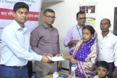 ক্ষুদ্র ব্যবসার জন্য দলিত জনগোষ্ঠীর ১০ নারীকে আর্থিক সহায়তা প্রদান