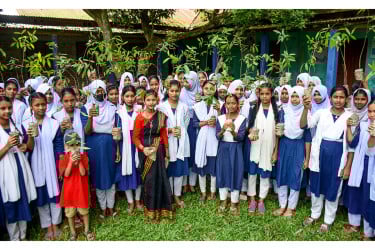 জাতীয় কবি নজরুলের মৃত্যুবার্ষিকীতে গাছের চারা বিতরণ