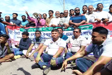 সড়ক সংস্কারের দাবিতে কুমিল্লা-সিলেট আঞ্চলিক মহাসড়ক অবরোধ