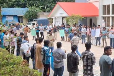 প্রক্টর-রেজিস্ট্রারের পদত্যাগ দাবি ছাত্রদলের, চাকসু বানচালের অভিযোগ ছাত্রশিবিরের