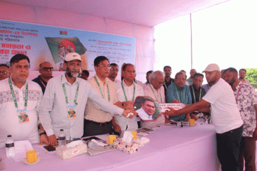 শহীদ ও আহতদের পরিবারের মাঝে চিকিৎসা সহায়তা ও অটোরিকশা দিলেন তারেক রহমান