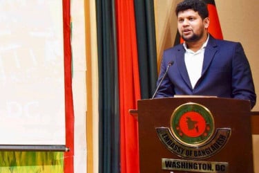 ফ্যাসিস্ট হাসিনার নৃশংসতার প্রতিবাদে জেগে ওঠে ছাত্র-জনতা : মাহফুজ আলম