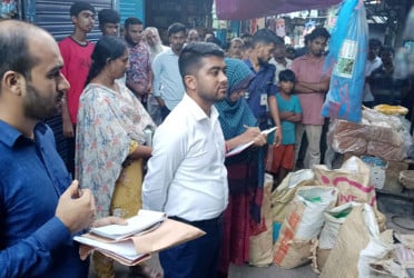 চাঁদপুরে নিষিদ্ধ পলিথিন জব্দ, জরিমানা
