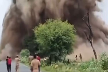 ভারতের ছাড়া পানিতে বন্যা, বিস্ফোরণে বাঁধ উড়িয়ে দিলো পাকিস্তান (ভিডিও)