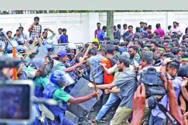 পুলিশের সাউন্ড গ্রেনেড-লাঠিচার্জ