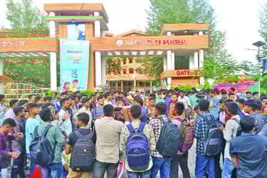 তিন দাবিতে ফের ববি শিক্ষার্থীদের সড়ক অবরোধ