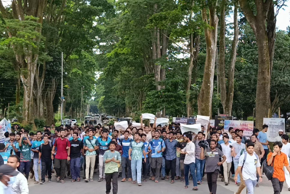 তিন দফা দাবিতে রাজশাহী বিশ্ববিদ্যালয়ে বিক্ষোভ
