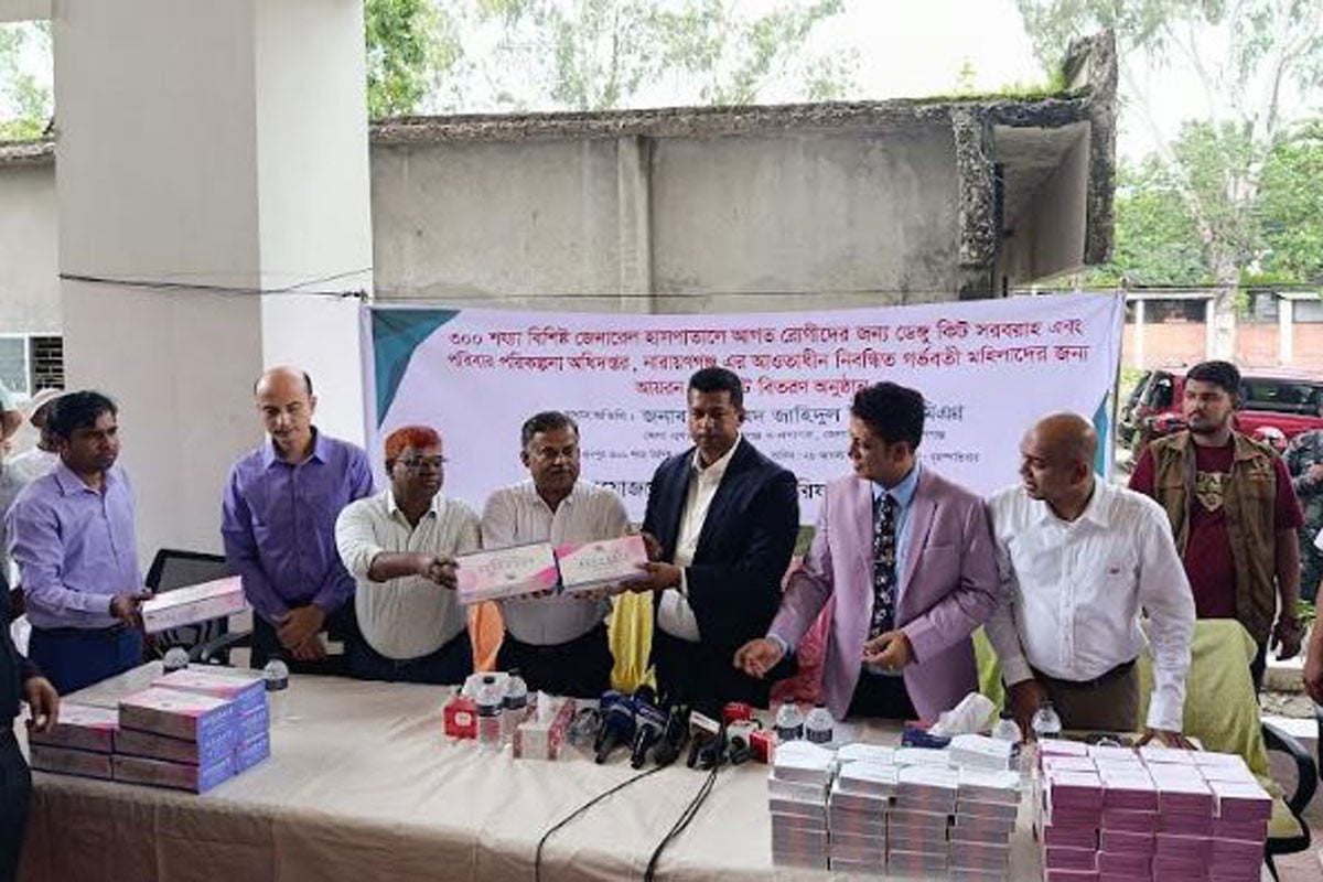 নারায়ণগঞ্জ জেলা পরিষদের ডেঙ্গু কিট ও গর্ভবর্তী মায়েদের জন্য আয়রন ট্যাবলেট প্রদান