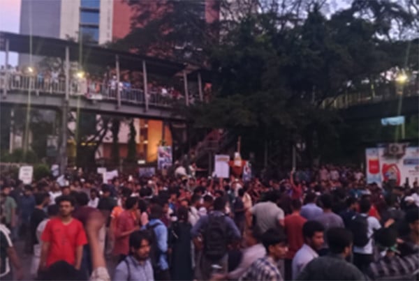 ৩ দফা দাবিতে মৎস্য ভবনের সামনে অবরোধ করেছেন প্রকৌশল শিক্ষার্থীরা