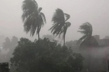দুপুরের মধ্যে ৬ অঞ্চলে ঝড়ের আভাস