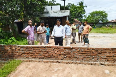 কুষ্টিয়ায় প্রভাবশালীদের দেওয়াল ভাঙলো প্রশাসন, স্বস্তিতে ২৫ পরিবার