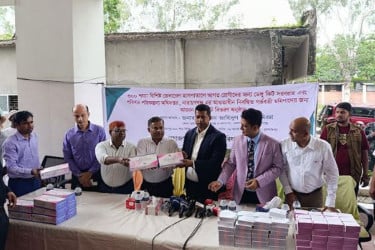 নারায়ণগঞ্জ জেলা পরিষদের ডেঙ্গু কিট ও গর্ভবর্তী মায়েদের জন্য আয়রন ট্যাবলেট প্রদান