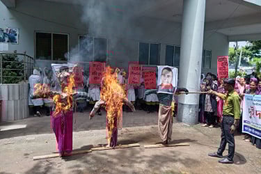 বরিশাল নার্সিং কলেজে শিক্ষার্থীদের বিক্ষোভ: তিন শিক্ষকের অপসারণ দাবি