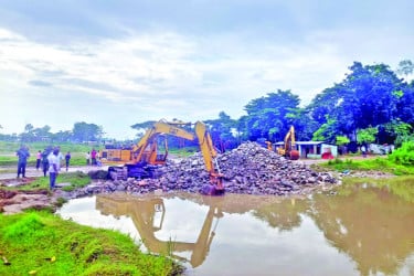 পুকুর যেন সাদাপাথরের খনি