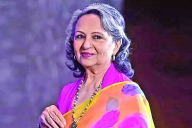 কেন ছবির পোস্টার ছিঁড়ে ফেলেন শর্মিলা