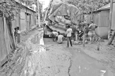 খানাখন্দে ভরা চলাচল অযোগ্য সড়কে দুর্ভোগ