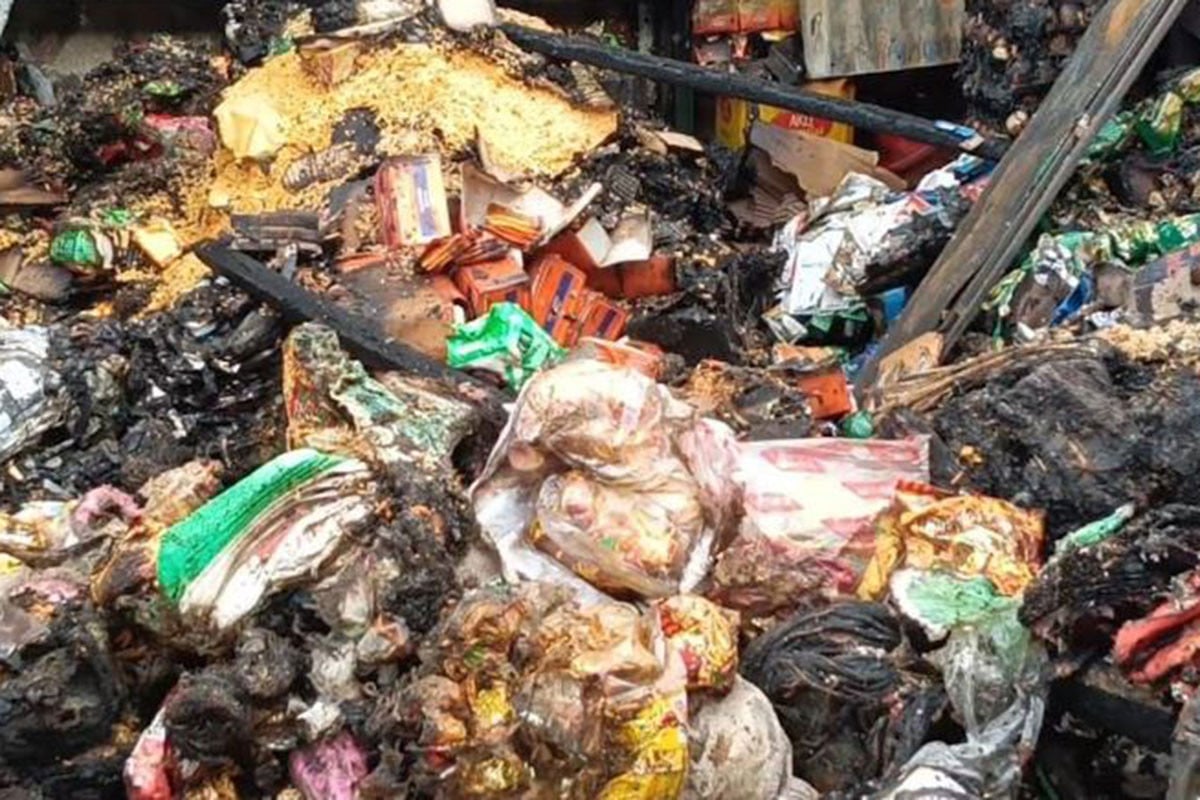 মাদারীপুরে গভীর রাতে আগুনে পুড়ে ছাই ৮ দোকান