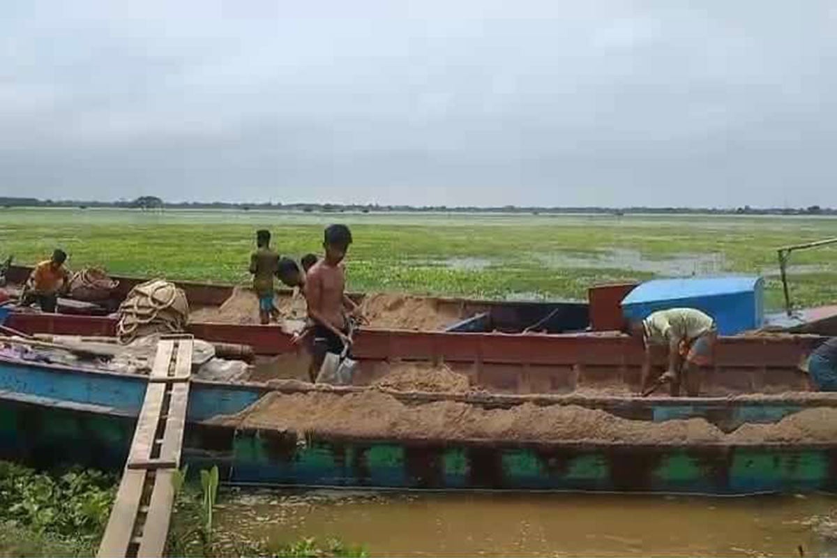 কলমাকান্দায় জব্দ দুই নৌকার বালু ফেলা হলো বিলে, কৃষকদের ক্ষোভ