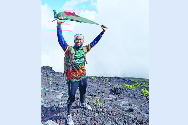 মাউন্ট ফুজির চূড়ায় উড়ল লাল-সবুজের পতাকা
