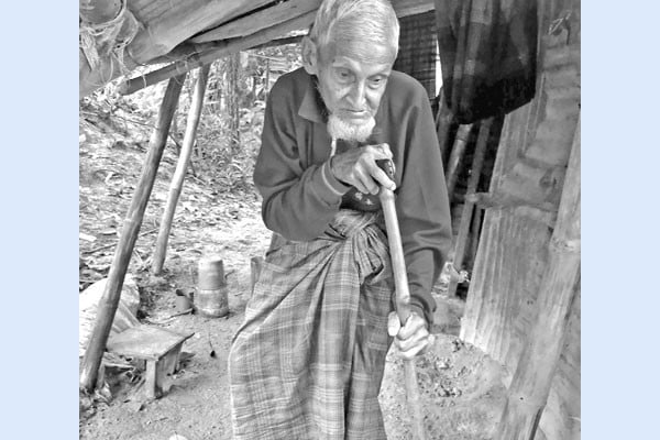 ১১ সন্তানের কেউই খোঁজ নেয় না ১৩০ বছর বয়সি বাবার!