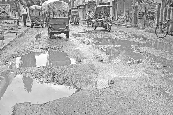 খানাখন্দ বেহাল সড়ক