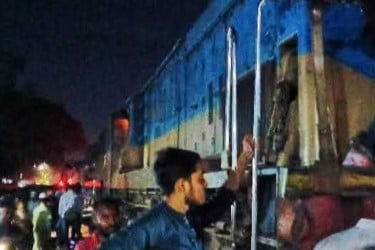 ঢাকা-ময়মনসিংহ পথে সাড়ে ৩ ঘণ্টা পর চলল ট্রেন