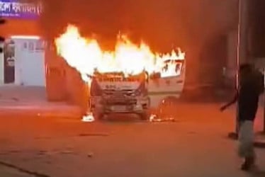 নারায়ণগঞ্জে হাসপাতালের প্রবেশ পথে অ্যাম্বুলেন্সে আগুন, দগ্ধ ২
