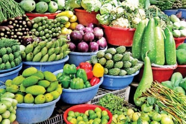 সবজির আগুনে ঘামছে ক্রেতা