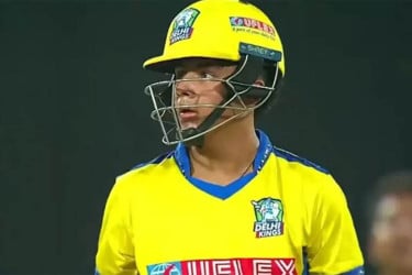 অভিষেকে মারকুটে ব্যাটিং শেবাগপুত্র আর্যবীরের